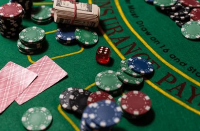 Simbol keamanan digital melindungi data login pengguna platform hiburan