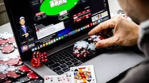 Pengguna menikmati layanan hiburan olahraga dan kasino online secara mobile dengan tablet di perkotaan